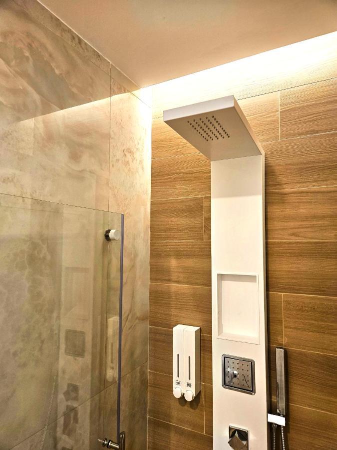 Astoria Supreme - Modern Boutique Suites 莱切 外观 照片