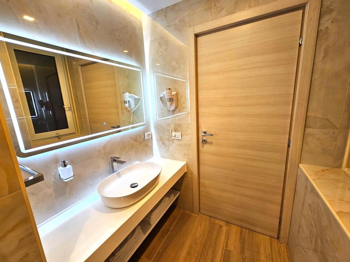 Astoria Supreme - Modern Boutique Suites 莱切 外观 照片