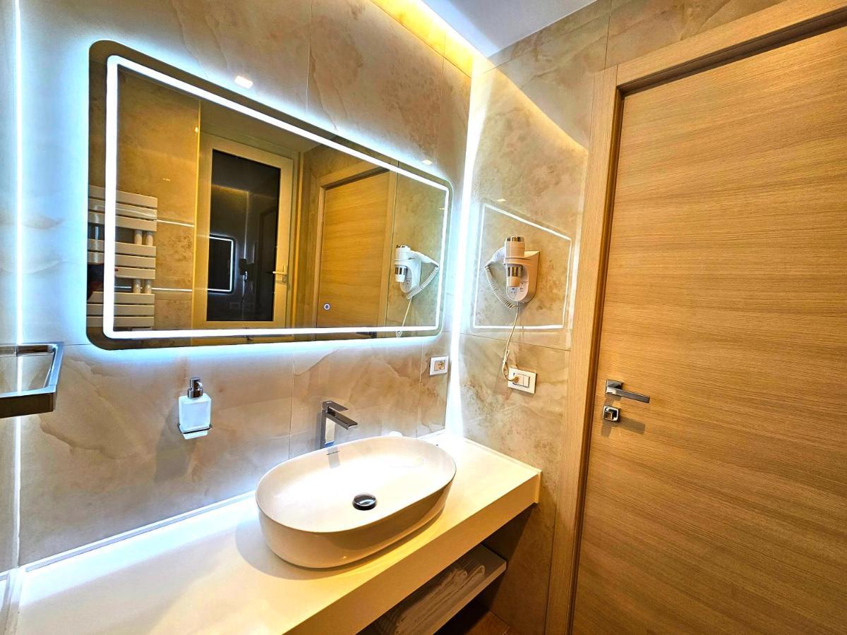 Astoria Supreme - Modern Boutique Suites 莱切 外观 照片