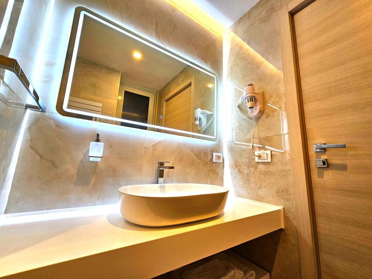 Astoria Supreme - Modern Boutique Suites 莱切 外观 照片